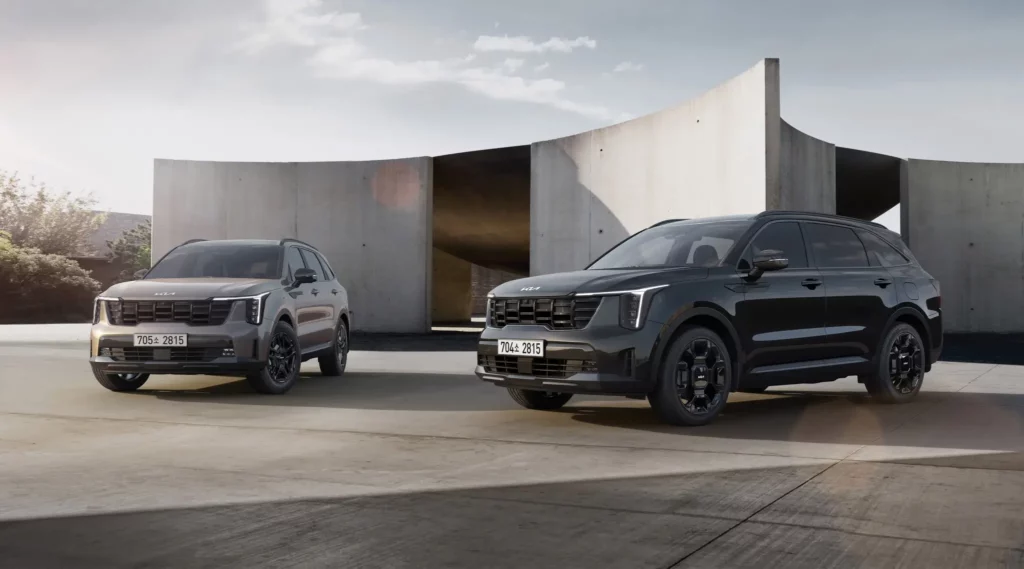 Dos SUVs estacionados frente a un edificio exterior.