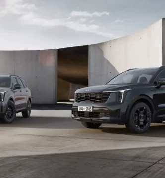 Dos SUVs estacionados frente a un edificio exterior.