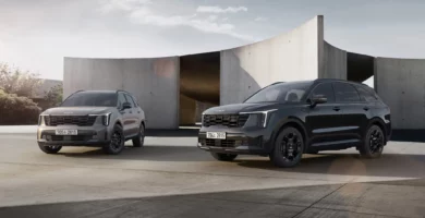 Dos SUVs estacionados frente a un edificio exterior.