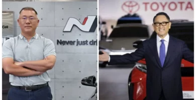 Dos hombres posando frente a logos de marcas automotrices.