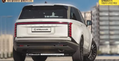 Automóvil SUV blanco estacionado con la ciudad de fondo.