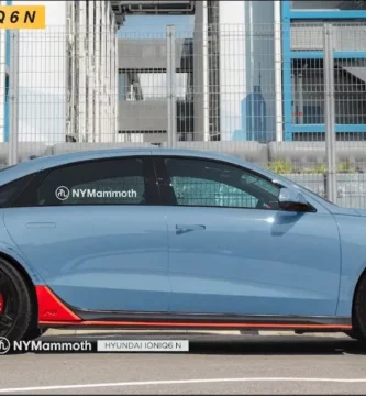 Un coche deportivo azul Hyundai Ioniq 6 N, estacionado.