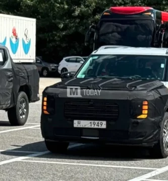 Vehículos camuflados estacionados en un aparcamiento al aire libre.