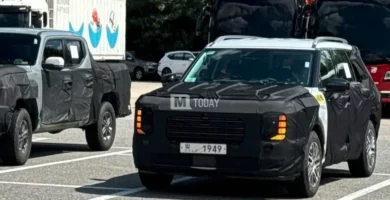 Vehículos camuflados estacionados en un aparcamiento al aire libre.