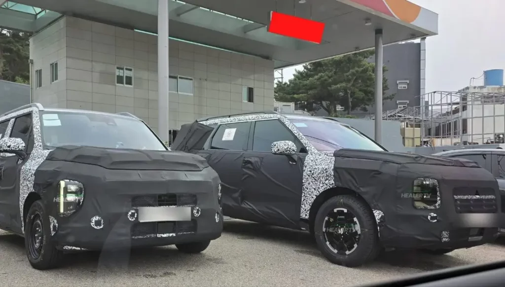 Dos vehículos camuflados estacionados frente a un edificio.