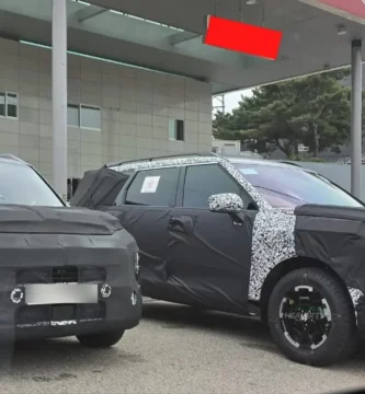 Dos vehículos camuflados estacionados frente a un edificio.