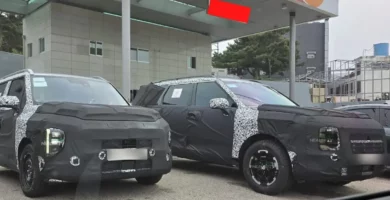 Dos vehículos camuflados estacionados frente a un edificio.