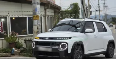 Auto blanco estacionado frente a una tienda antigua.