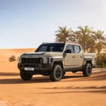 Camioneta en el desierto con palmeras y cielo despejado.