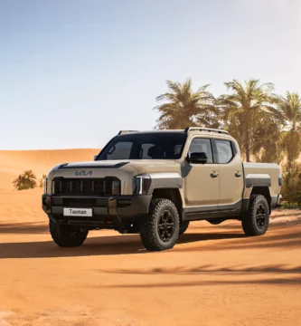 Camioneta en el desierto con palmeras y cielo despejado.