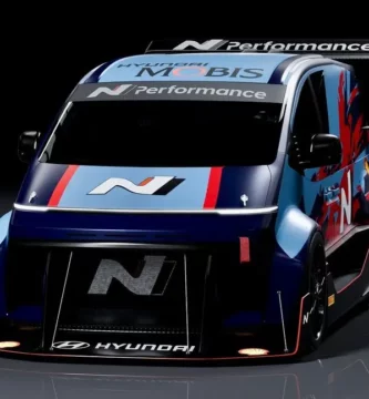 Vehículo de carreras Hyundai con diseño aerodinámico y colores llamativos.