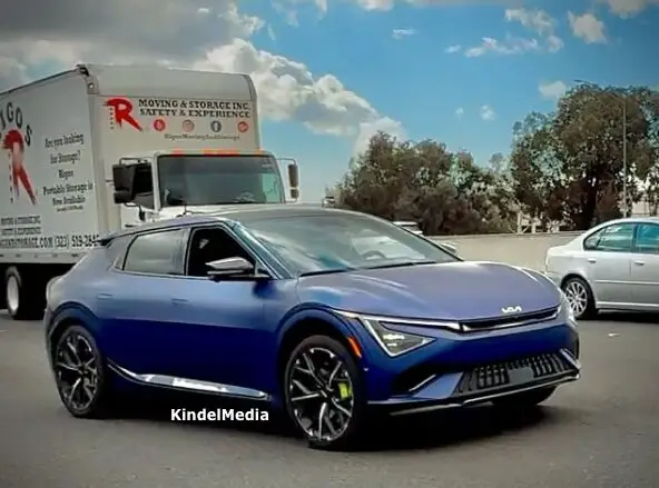 Coche azul en la carretera rodeado de otros vehículos.