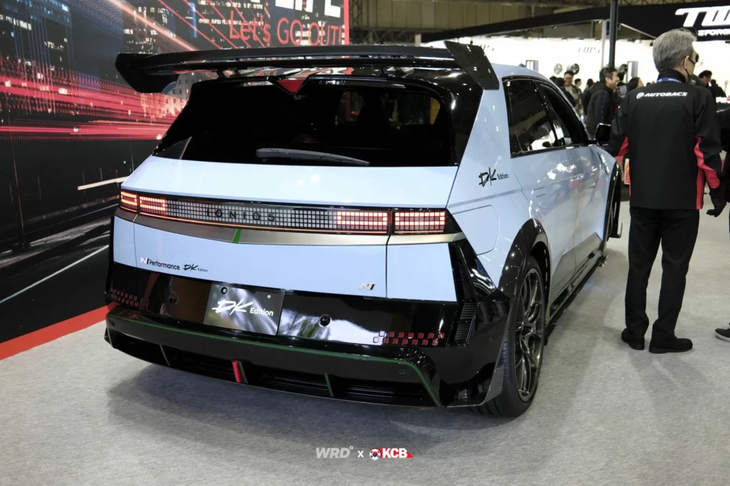 Coche moderno en exhibición con diseño estilizado y deportivo.