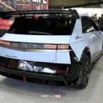 Coche moderno en exhibición con diseño estilizado y deportivo.