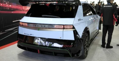 Coche moderno en exhibición con diseño estilizado y deportivo.