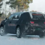 Coche camuflado en pruebas de invierno, en un entorno nevado.
