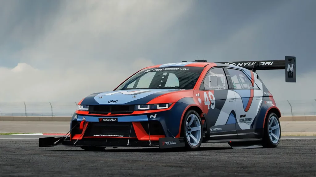 Auto de carreras Hyundai con diseño deportivo en la pista.