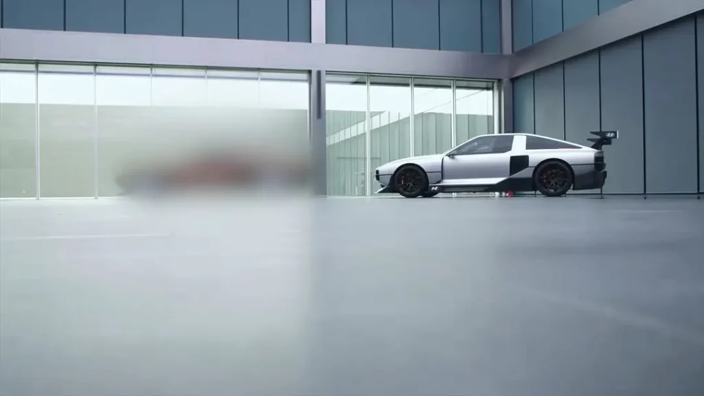Auto deportivo blanco estacionado en un entorno moderno.